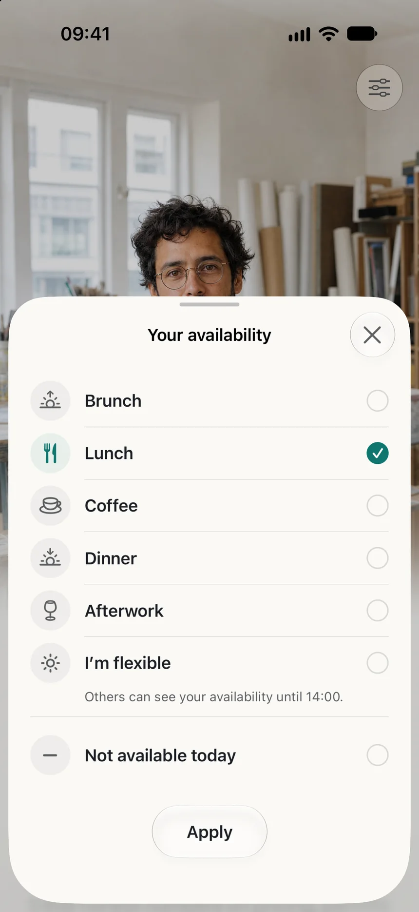 Availability sheet with brunch, lunch, coffee, dinner, afterwork and flexible. Lunch is selected and visible to others until 14:00.