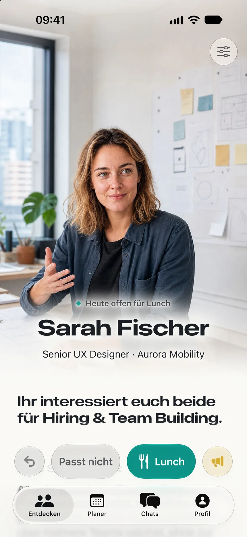 Entdecken: Profil von Sarah Fischer, Senior UX Designer bei Aurora Mobility, mit dem Hinweis „Heute offen für Lunch“ und dem Satz „Ihr interessiert euch beide für Hiring & Team Building.“