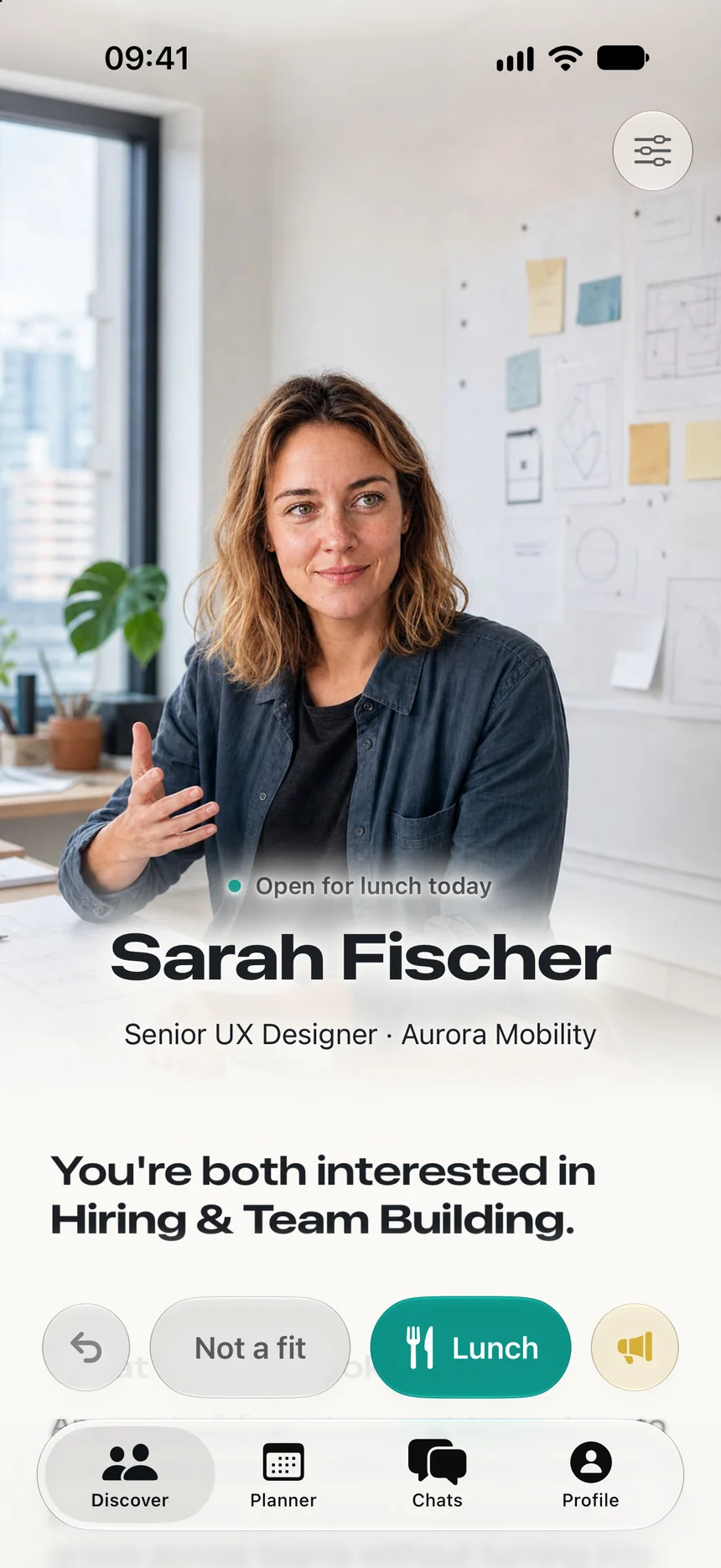 Discover showing Sarah Fischer, Senior UX Designer at Aurora Mobility, labeled “Open for lunch today”, with the line “You’re both interested in Hiring & Team Building.”