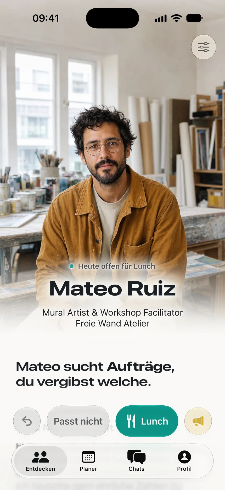 Entdecken: Profil von Mateo Ruiz, Mural Artist & Workshop Facilitator bei Freie Wand Atelier, mit dem Hinweis „Heute offen für Lunch“ und dem Satz „Mateo sucht Aufträge, du vergibst welche.“